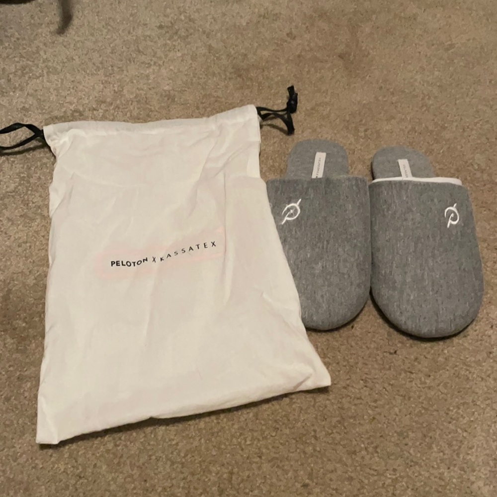 Peloton slipper size small. Never worn.